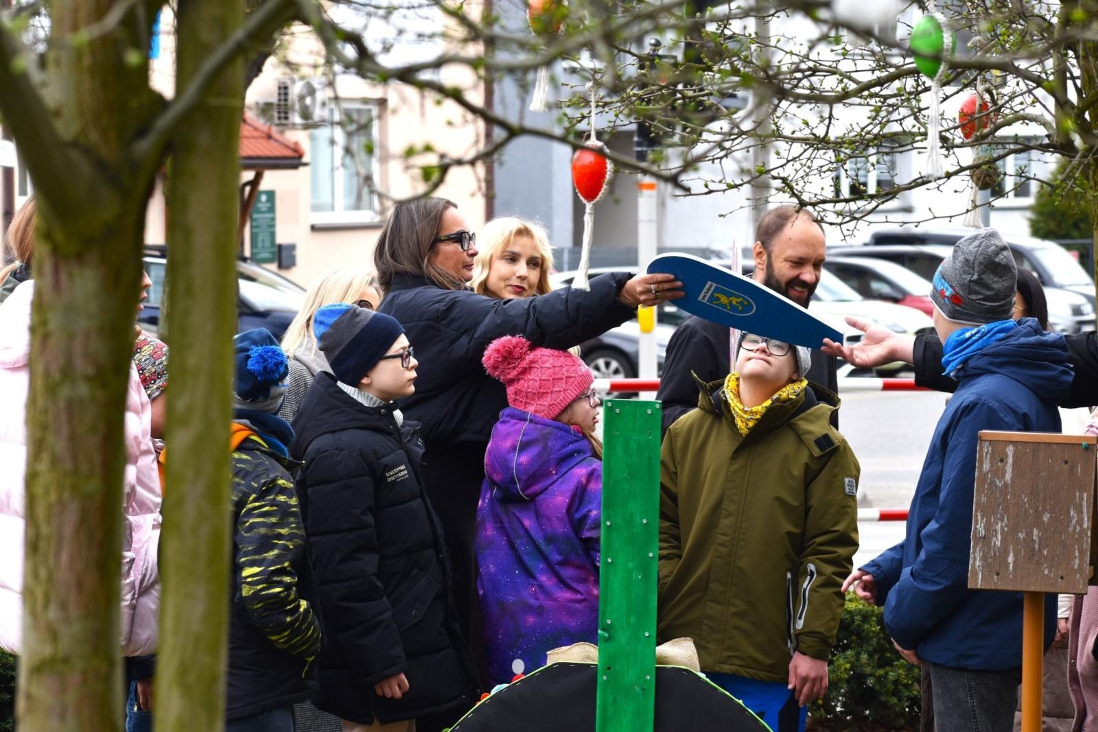 Zdjęcie w galerii na portalu naszwodzislaw.com: Zając, który połączył powiat. Niezwykła inicjatywa przed Starostwem w Wodzisławiu [FOTO] wiadomości z regionu
