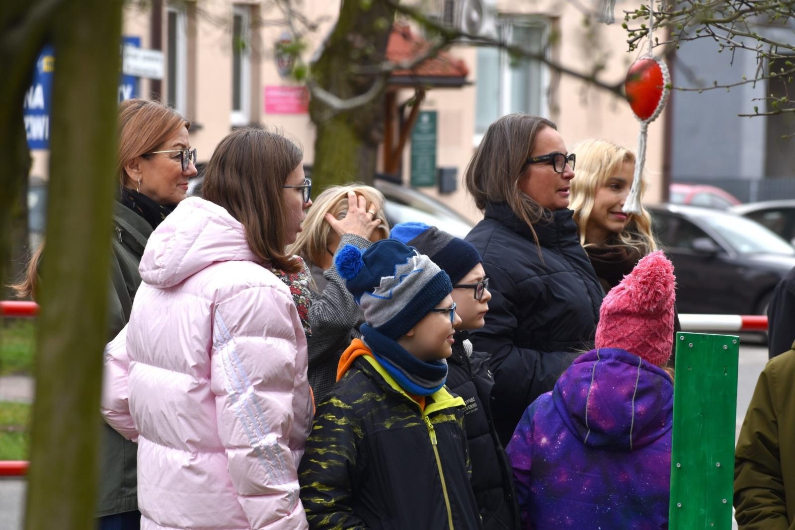 Zdjęcie w galerii na portalu naszwodzislaw.com: Zając, który połączył powiat. Niezwykła inicjatywa przed Starostwem w Wodzisławiu [FOTO] wiadomości z regionu