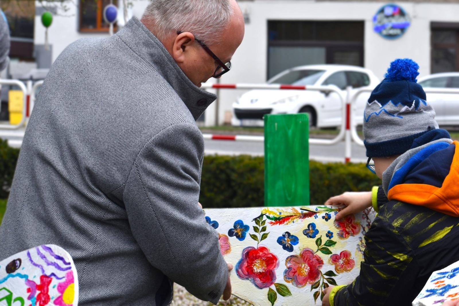 Zdjęcie w galerii na portalu naszwodzislaw.com: Zając, który połączył powiat. Niezwykła inicjatywa przed Starostwem w Wodzisławiu [FOTO] wiadomości z regionu