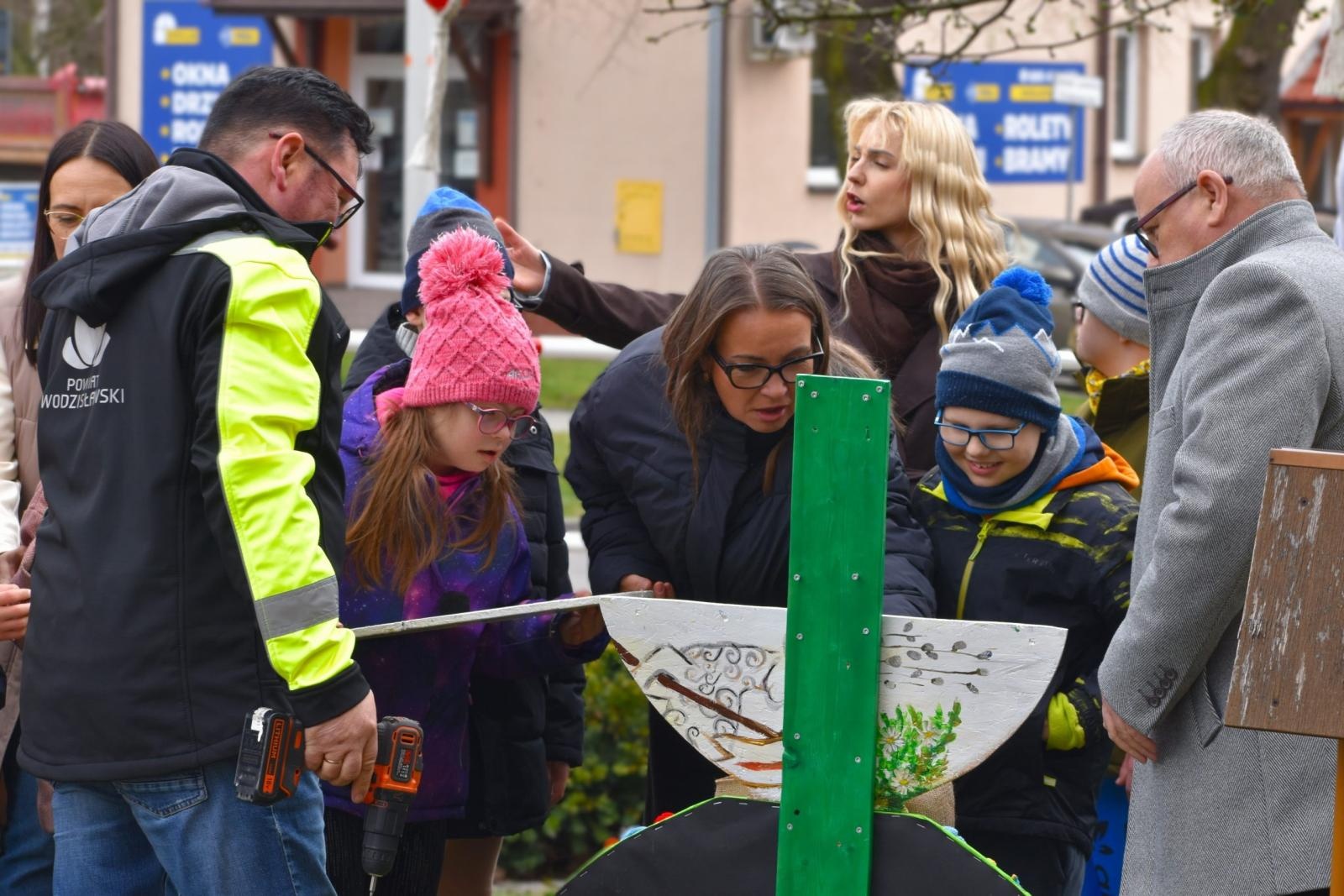 Zdjęcie w galerii na portalu naszwodzislaw.com: Zając, który połączył powiat. Niezwykła inicjatywa przed Starostwem w Wodzisławiu [FOTO] wiadomości z regionu