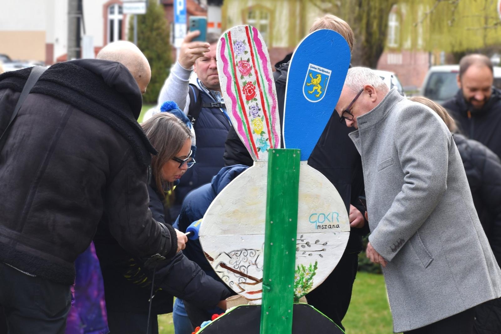 Zdjęcie w galerii na portalu naszwodzislaw.com: Zając, który połączył powiat. Niezwykła inicjatywa przed Starostwem w Wodzisławiu [FOTO] wiadomości z regionu