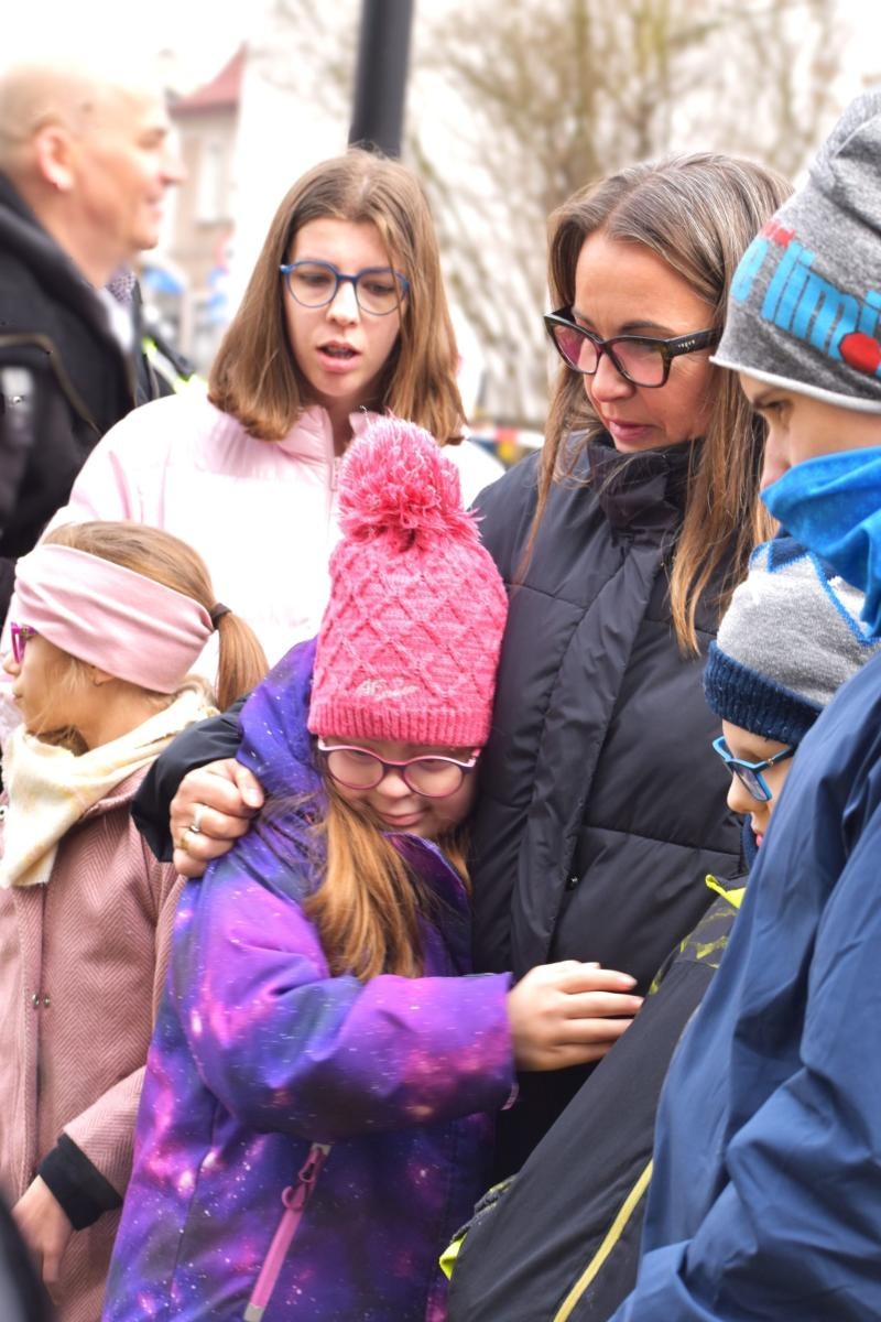 Zdjęcie w galerii na portalu naszwodzislaw.com: Zając, który połączył powiat. Niezwykła inicjatywa przed Starostwem w Wodzisławiu [FOTO] wiadomości z regionu