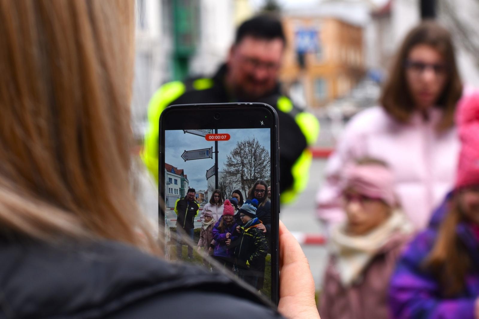 Zdjęcie w galerii na portalu naszwodzislaw.com: Zając, który połączył powiat. Niezwykła inicjatywa przed Starostwem w Wodzisławiu [FOTO] wiadomości z regionu