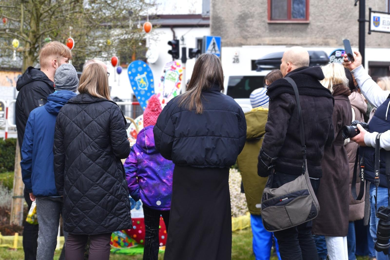 Zdjęcie w galerii na portalu naszwodzislaw.com: Zając, który połączył powiat. Niezwykła inicjatywa przed Starostwem w Wodzisławiu [FOTO] wiadomości z regionu