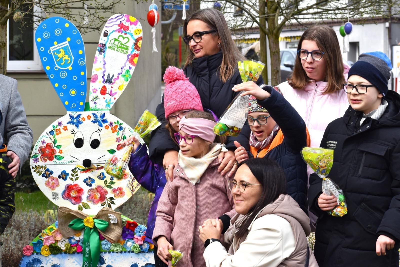 Zdjęcie w galerii na portalu naszwodzislaw.com: Zając, który połączył powiat. Niezwykła inicjatywa przed Starostwem w Wodzisławiu [FOTO] wiadomości z regionu