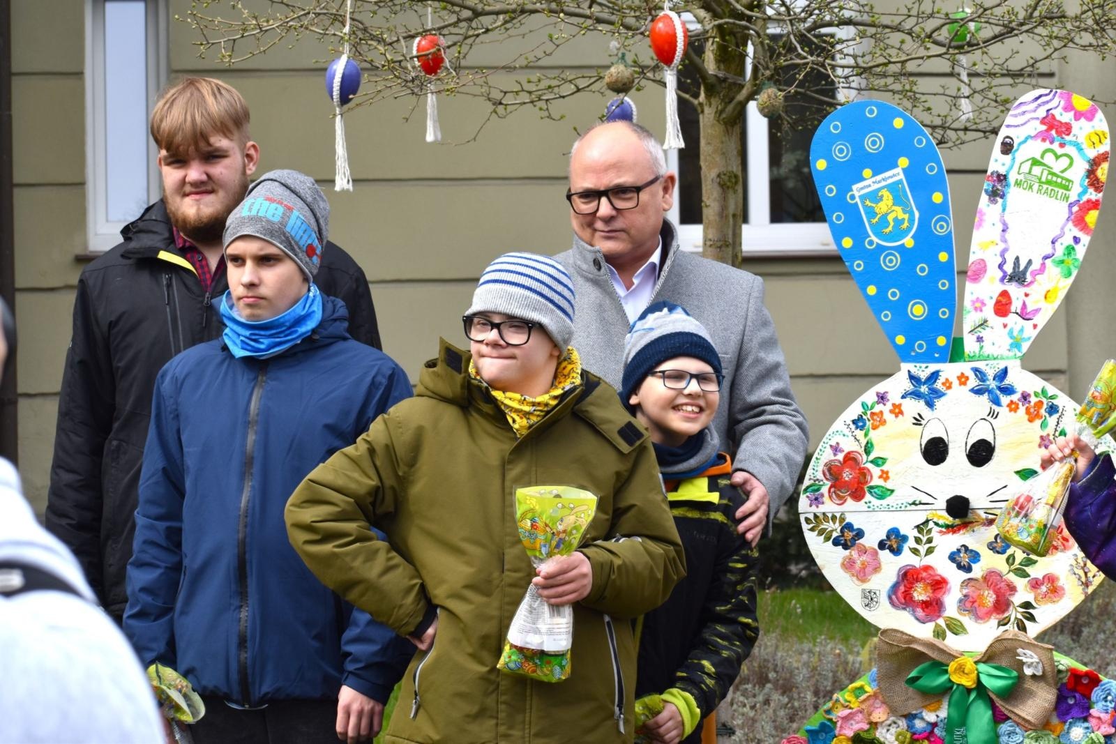 Zdjęcie w galerii na portalu naszwodzislaw.com: Zając, który połączył powiat. Niezwykła inicjatywa przed Starostwem w Wodzisławiu [FOTO] wiadomości z regionu
