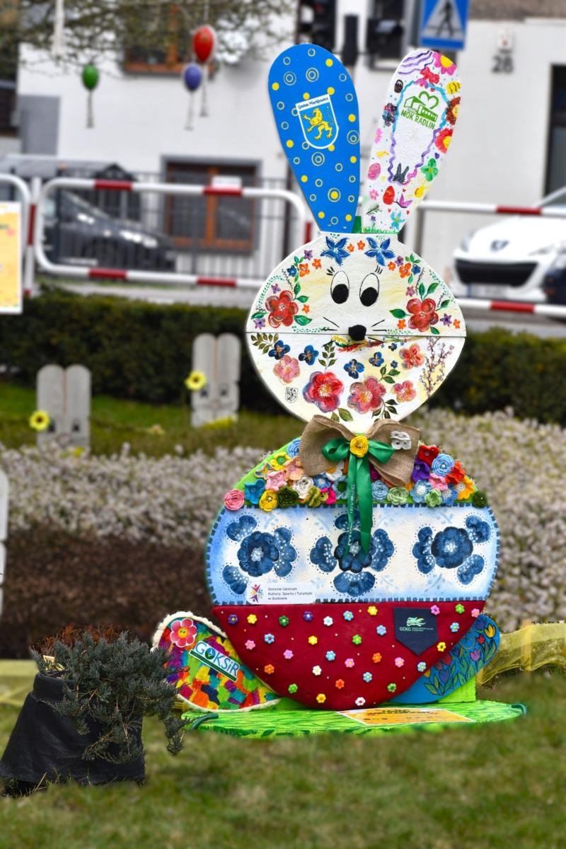 Zdjęcie w galerii na portalu naszwodzislaw.com: Zając, który połączył powiat. Niezwykła inicjatywa przed Starostwem w Wodzisławiu [FOTO] wiadomości z regionu