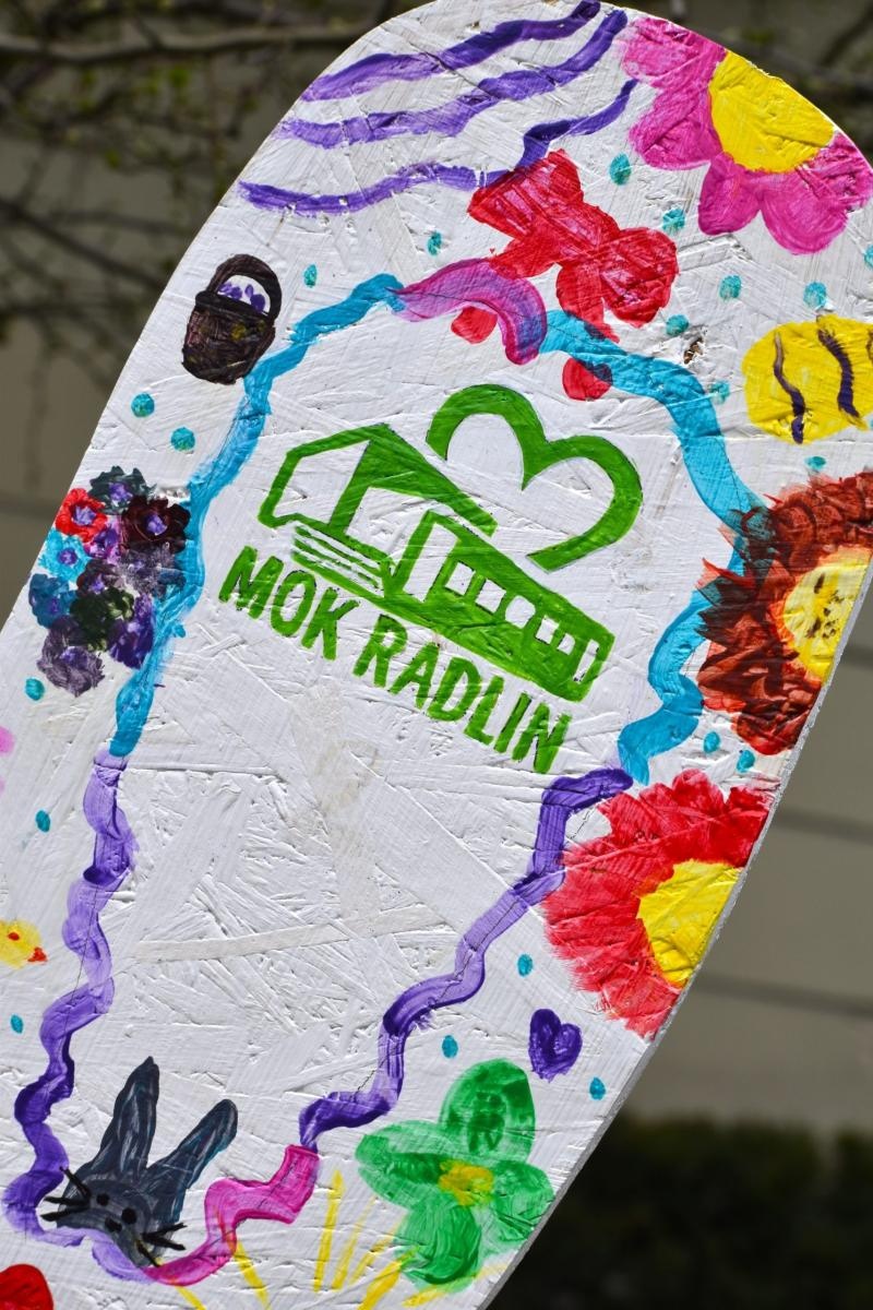 Zdjęcie w galerii na portalu naszwodzislaw.com: Zając, który połączył powiat. Niezwykła inicjatywa przed Starostwem w Wodzisławiu [FOTO] wiadomości z regionu