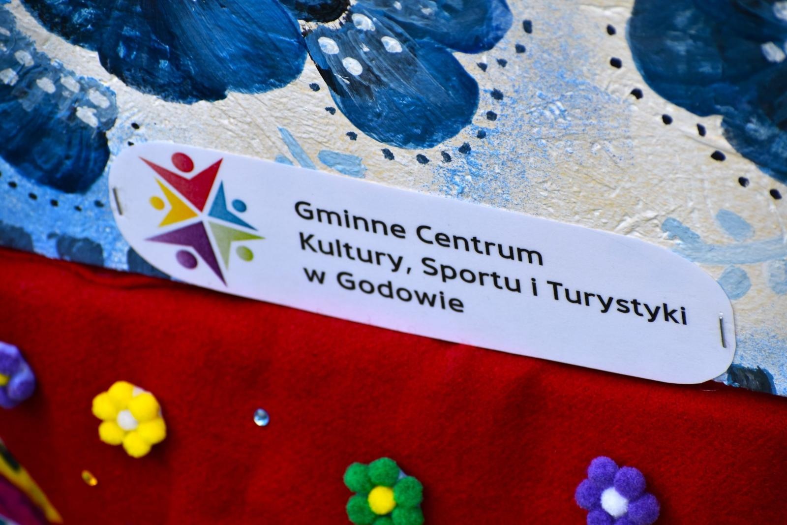 Zdjęcie w galerii na portalu naszwodzislaw.com: Zając, który połączył powiat. Niezwykła inicjatywa przed Starostwem w Wodzisławiu [FOTO] wiadomości z regionu