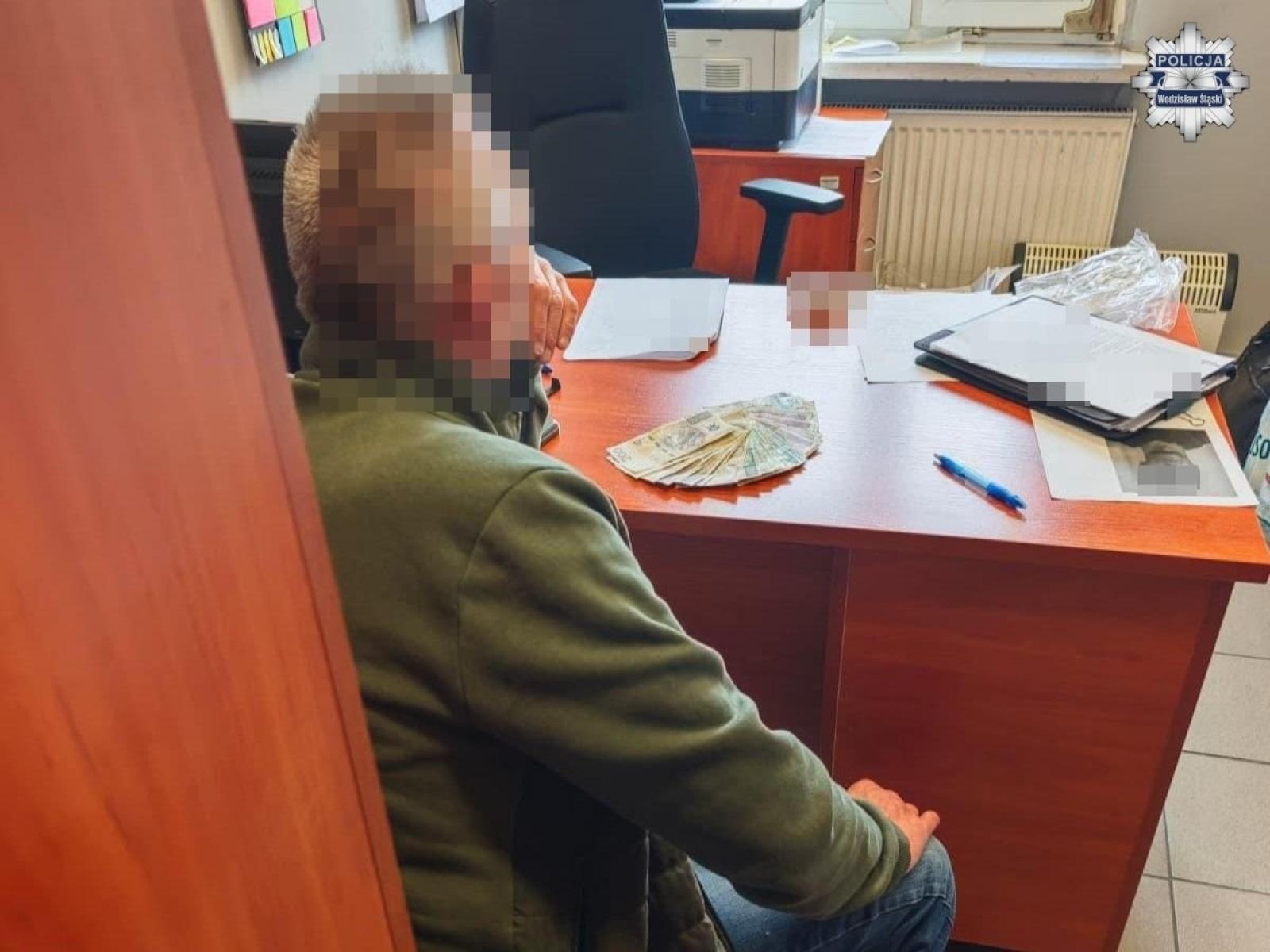 Zdjęcie w galerii na portalu naszwodzislaw.com: Rydułtowy: Okazja czyni złodzieja. Kradzież gotówki zakończona sukcesem policji wiadomości z regionu