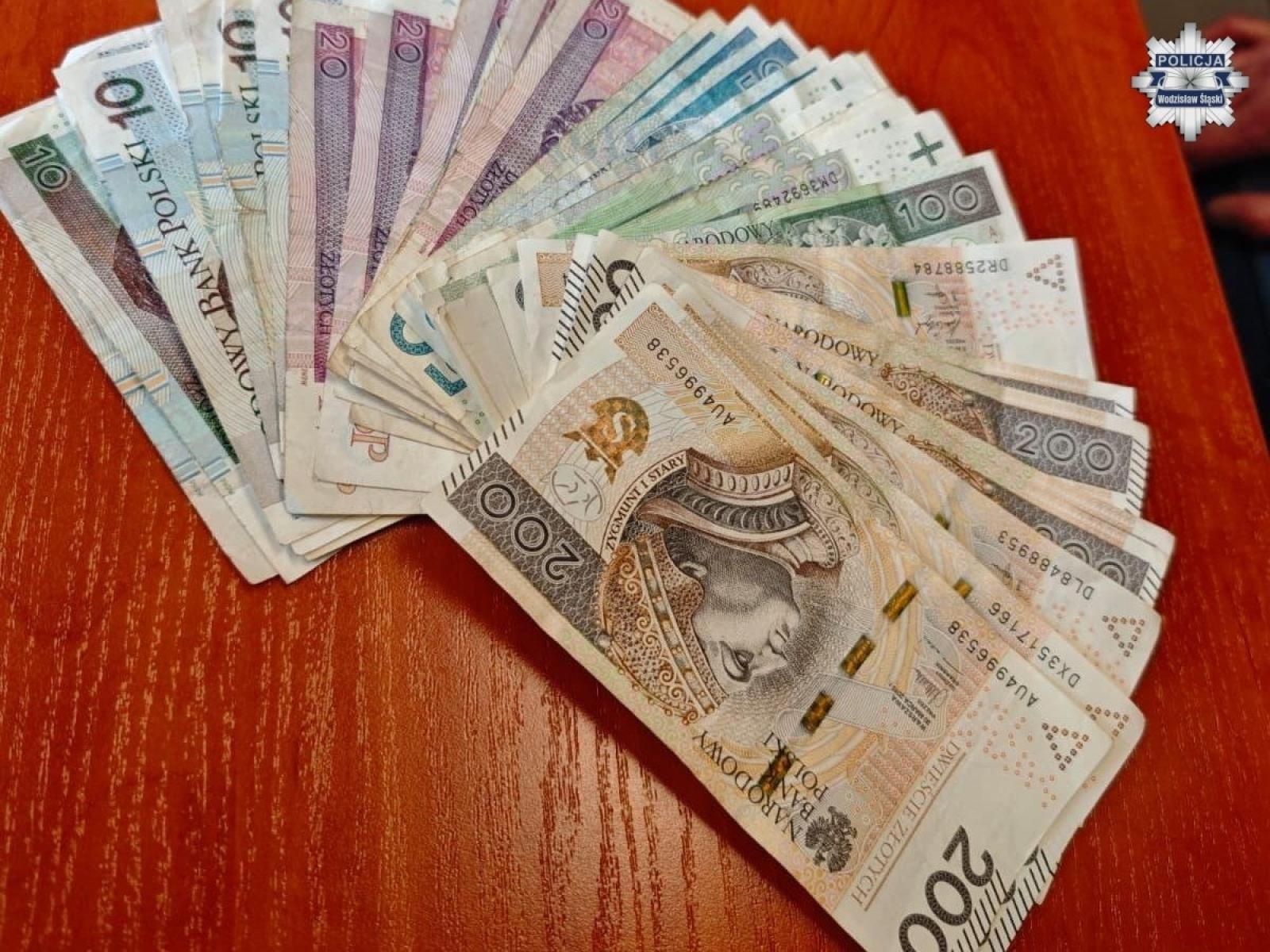 Zdjęcie w galerii na portalu naszwodzislaw.com: Rydułtowy: Okazja czyni złodzieja. Kradzież gotówki zakończona sukcesem policji wiadomości z regionu