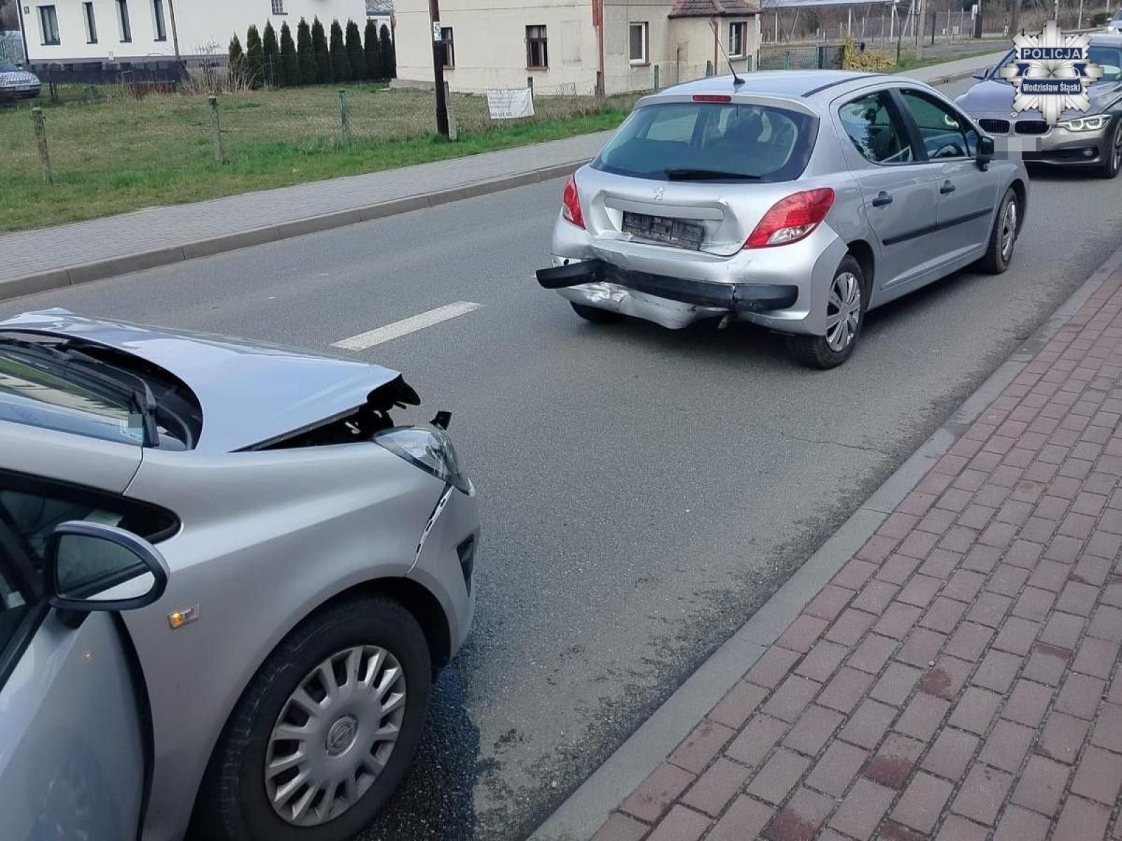 Zdjęcie w galerii na portalu naszwodzislaw.com: Sekunda nieuwagi wystarczyła. Kolizja z udziałem młodej kierującej wiadomości z regionu