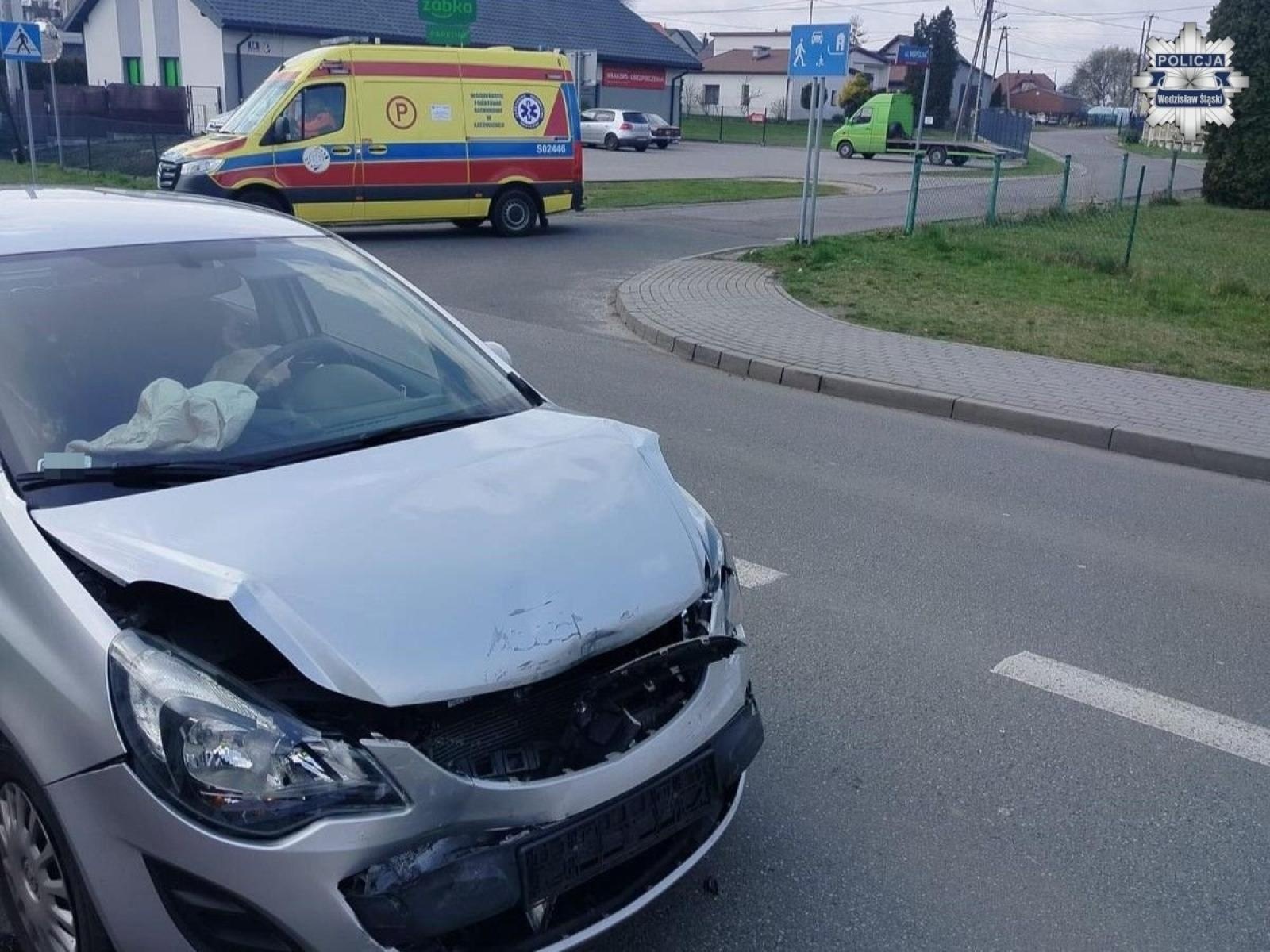 Zdjęcie w galerii na portalu naszwodzislaw.com: Sekunda nieuwagi wystarczyła. Kolizja z udziałem młodej kierującej wiadomości z regionu