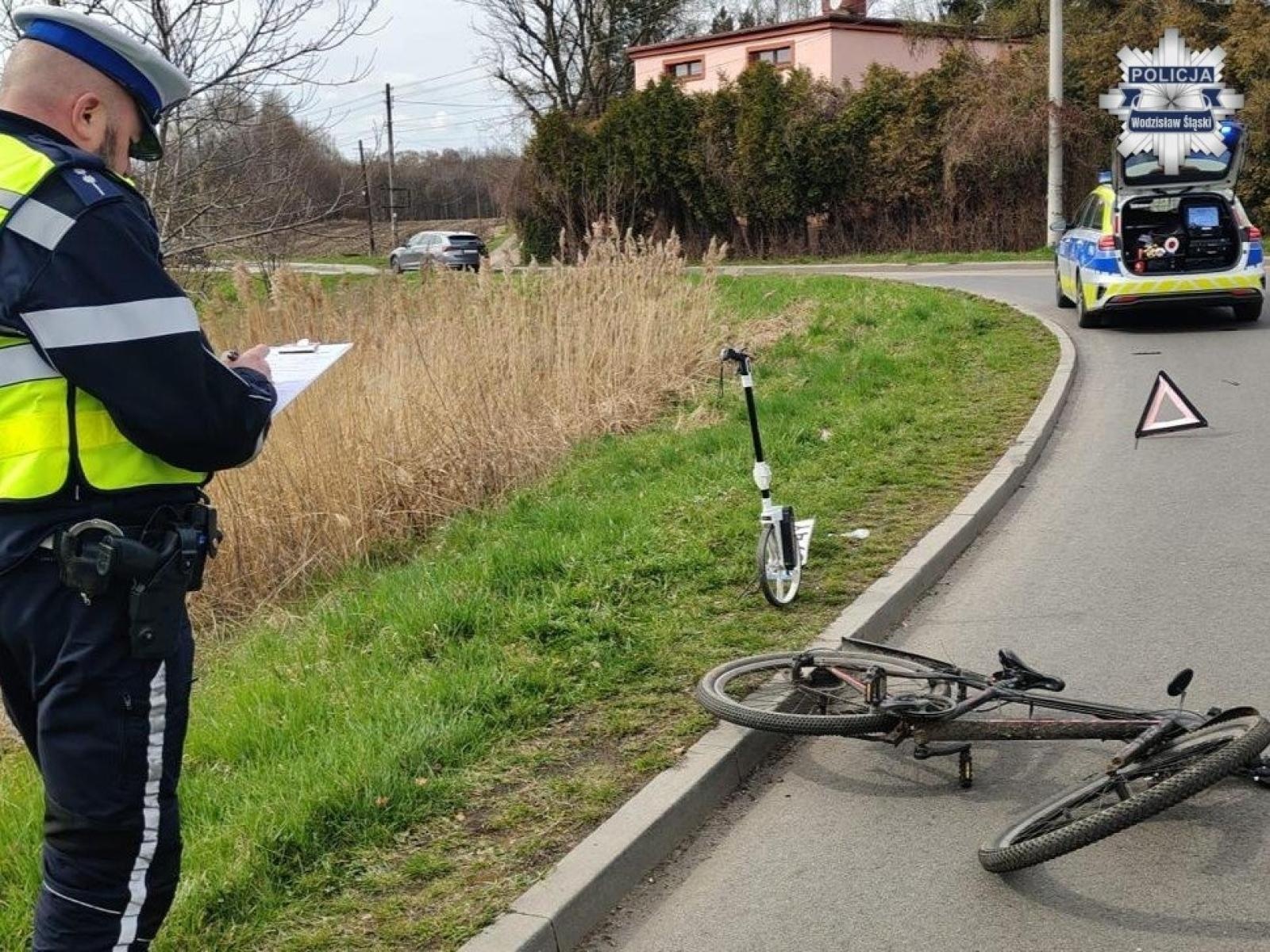 Zdjęcie w galerii na portalu naszwodzislaw.com: Nieprawidłowy skręt i kolizja w Rydułtowach. Rowerzysta trafił do szpitala wiadomości z regionu
