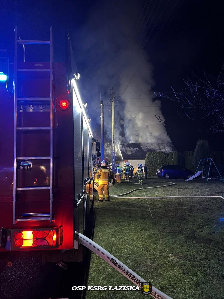 Zdjęcie w galerii na portalu naszwodzislaw.com: Dramatyczne chwile w Skrzyszowie. Dach budynku jednorodzinnego doszczętnie spalony wiadomości z regionu