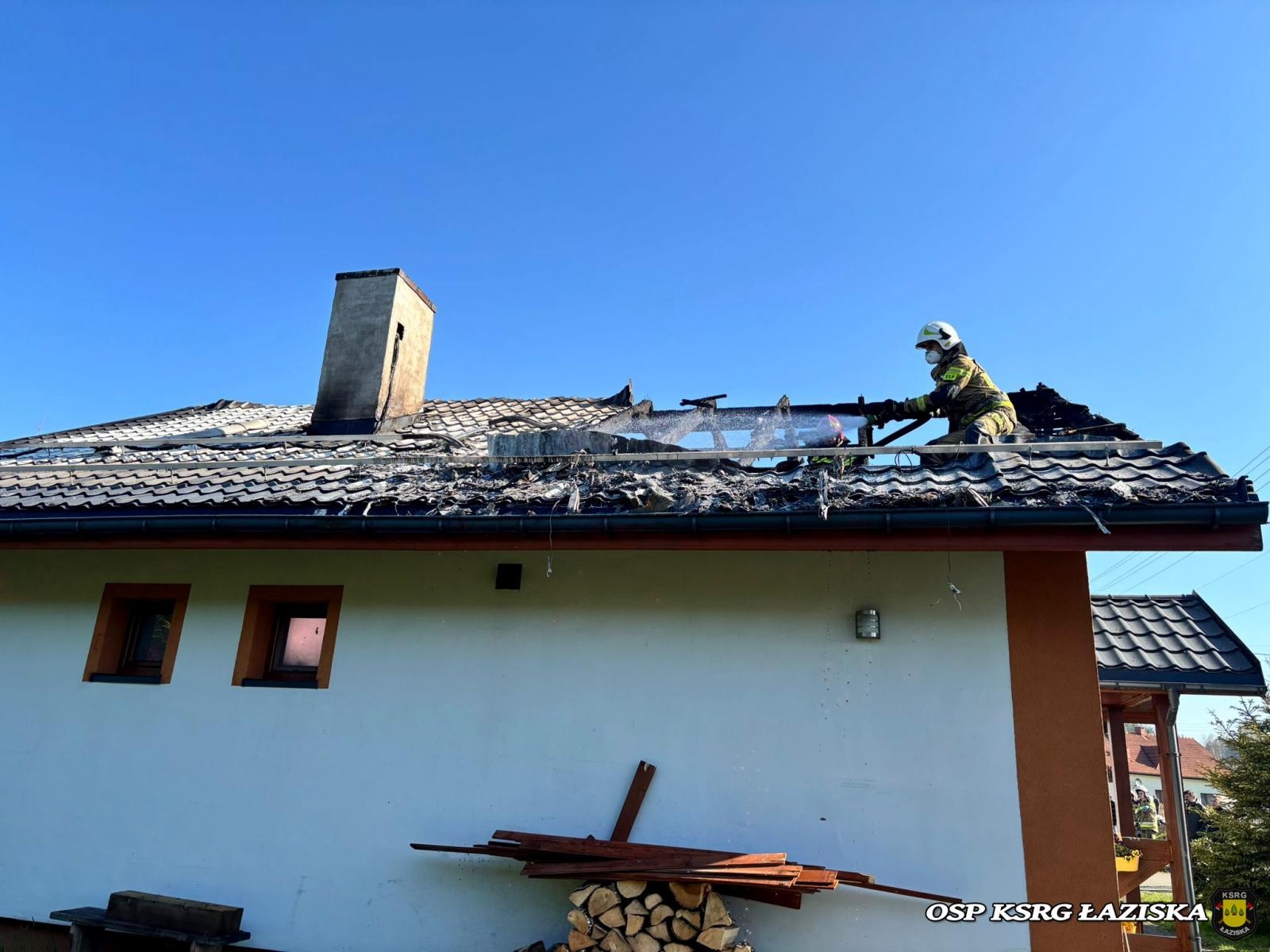 Zdjęcie w galerii na portalu naszwodzislaw.com: Dramatyczne chwile w Skrzyszowie. Dach budynku jednorodzinnego doszczętnie spalony wiadomości z regionu