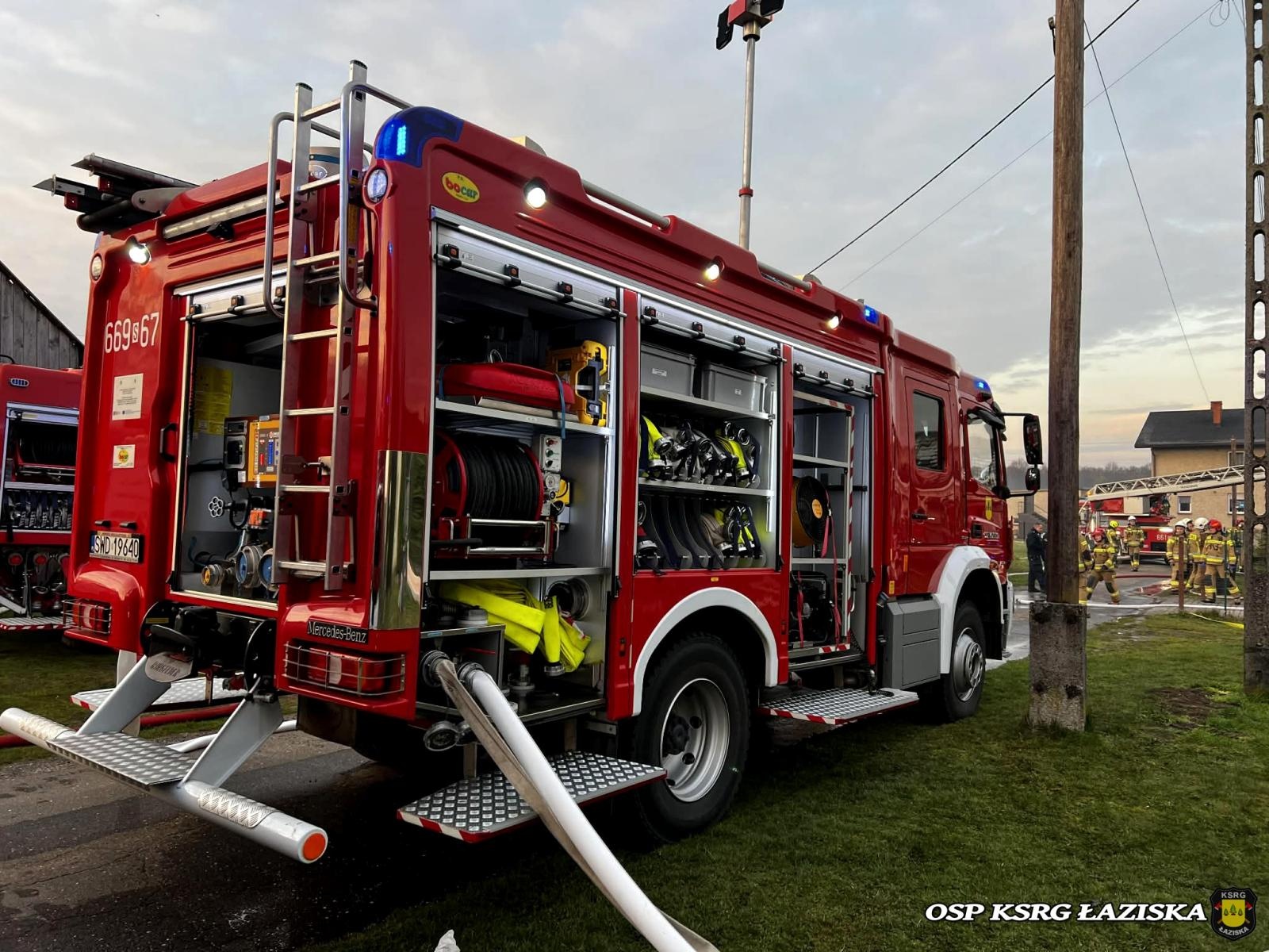 Zdjęcie w galerii na portalu naszwodzislaw.com: Dramatyczne chwile w Skrzyszowie. Dach budynku jednorodzinnego doszczętnie spalony wiadomości z regionu