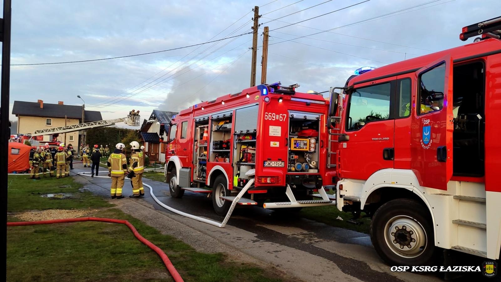 Zdjęcie w galerii na portalu naszwodzislaw.com: Dramatyczne chwile w Skrzyszowie. Dach budynku jednorodzinnego doszczętnie spalony wiadomości z regionu