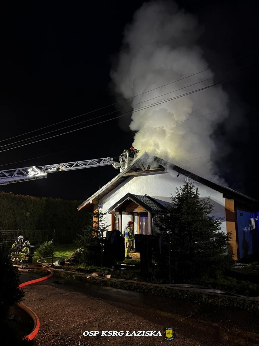 Zdjęcie w galerii na portalu naszwodzislaw.com: Dramatyczne chwile w Skrzyszowie. Dach budynku jednorodzinnego doszczętnie spalony wiadomości z regionu