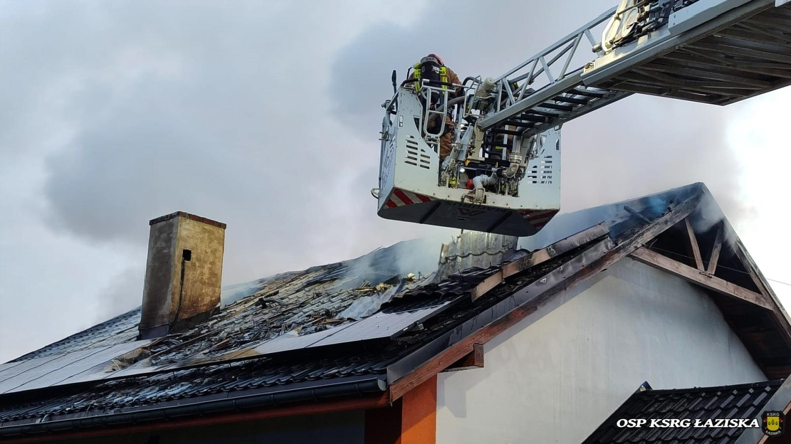 Zdjęcie w galerii na portalu naszwodzislaw.com: Dramatyczne chwile w Skrzyszowie. Dach budynku jednorodzinnego doszczętnie spalony wiadomości z regionu