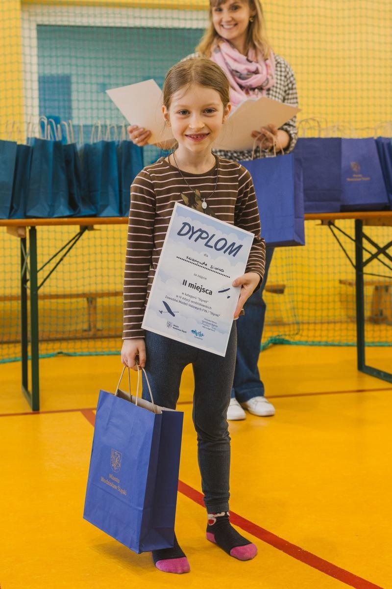 Zdjęcie w galerii na portalu naszwodzislaw.com: Precyzja i pasja w powietrzu. Modelarskie zawody w ZSP nr 7 wiadomości z regionu