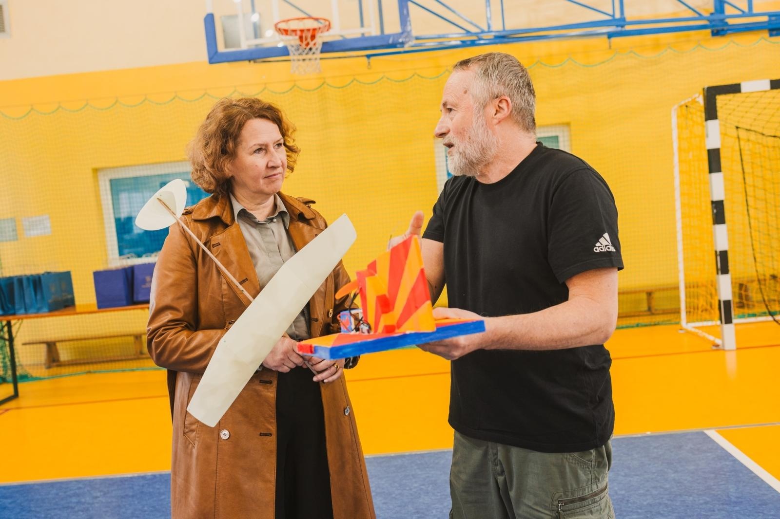 Zdjęcie w galerii na portalu naszwodzislaw.com: Precyzja i pasja w powietrzu. Modelarskie zawody w ZSP nr 7 wiadomości z regionu