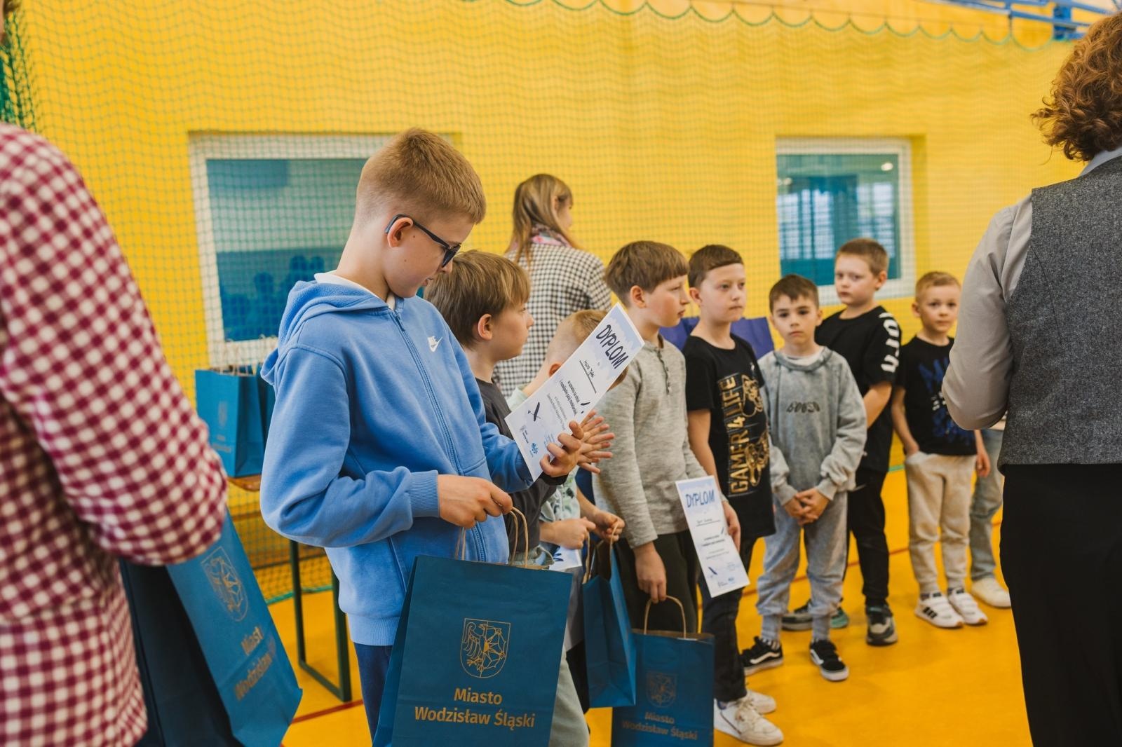 Zdjęcie w galerii na portalu naszwodzislaw.com: Precyzja i pasja w powietrzu. Modelarskie zawody w ZSP nr 7 wiadomości z regionu