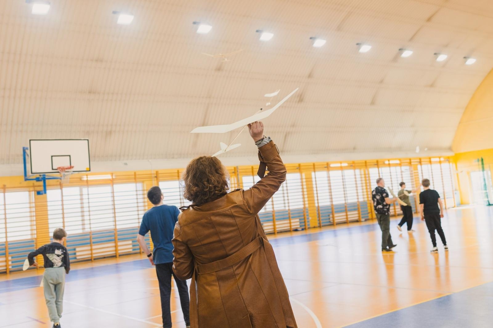 Zdjęcie w galerii na portalu naszwodzislaw.com: Precyzja i pasja w powietrzu. Modelarskie zawody w ZSP nr 7 wiadomości z regionu