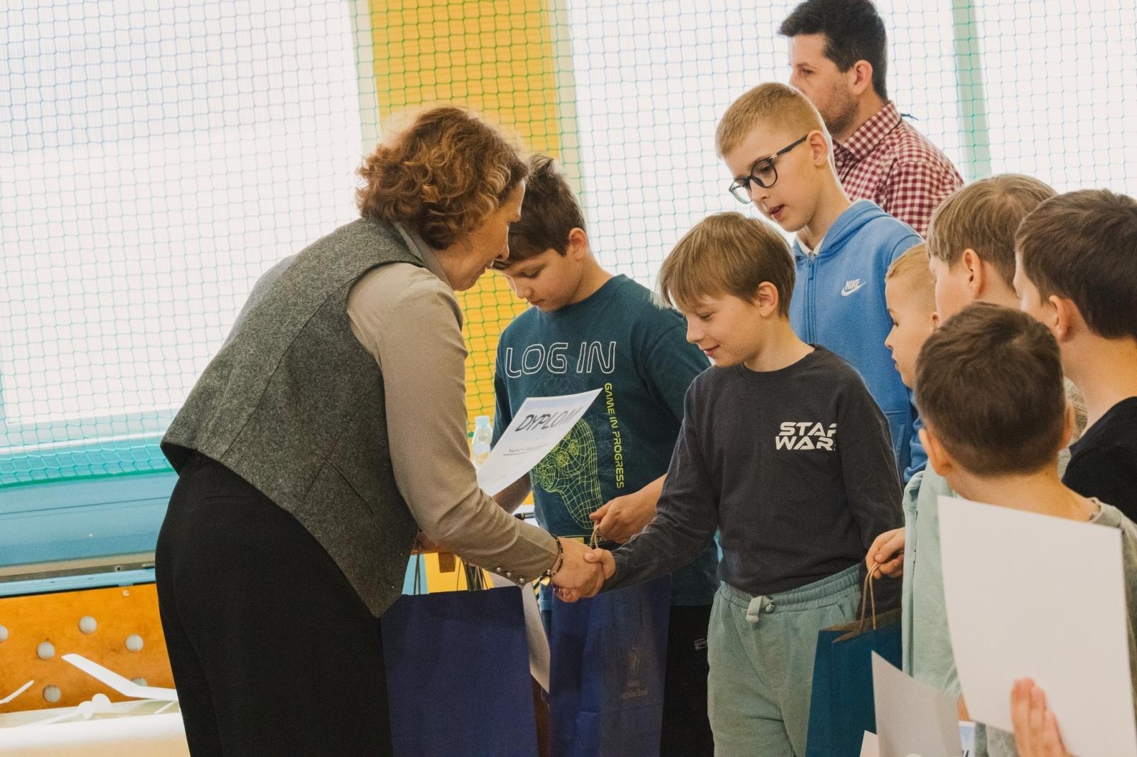 Zdjęcie w galerii na portalu naszwodzislaw.com: Precyzja i pasja w powietrzu. Modelarskie zawody w ZSP nr 7 wiadomości z regionu