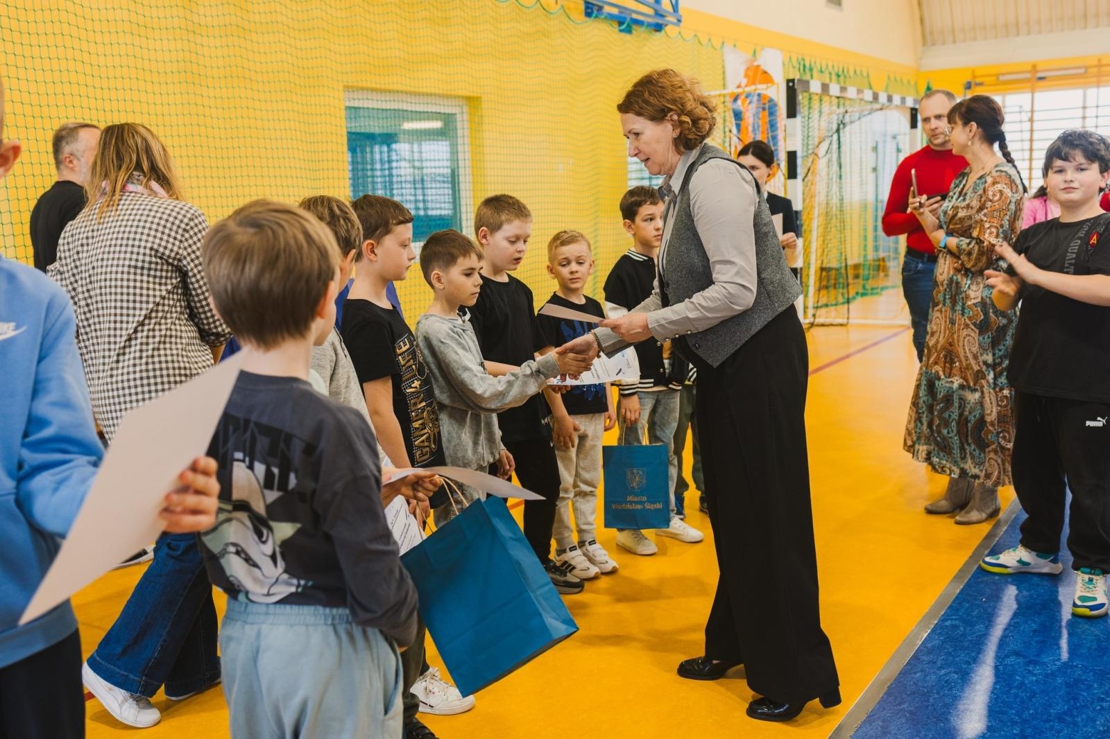 Zdjęcie w galerii na portalu naszwodzislaw.com: Precyzja i pasja w powietrzu. Modelarskie zawody w ZSP nr 7 wiadomości z regionu