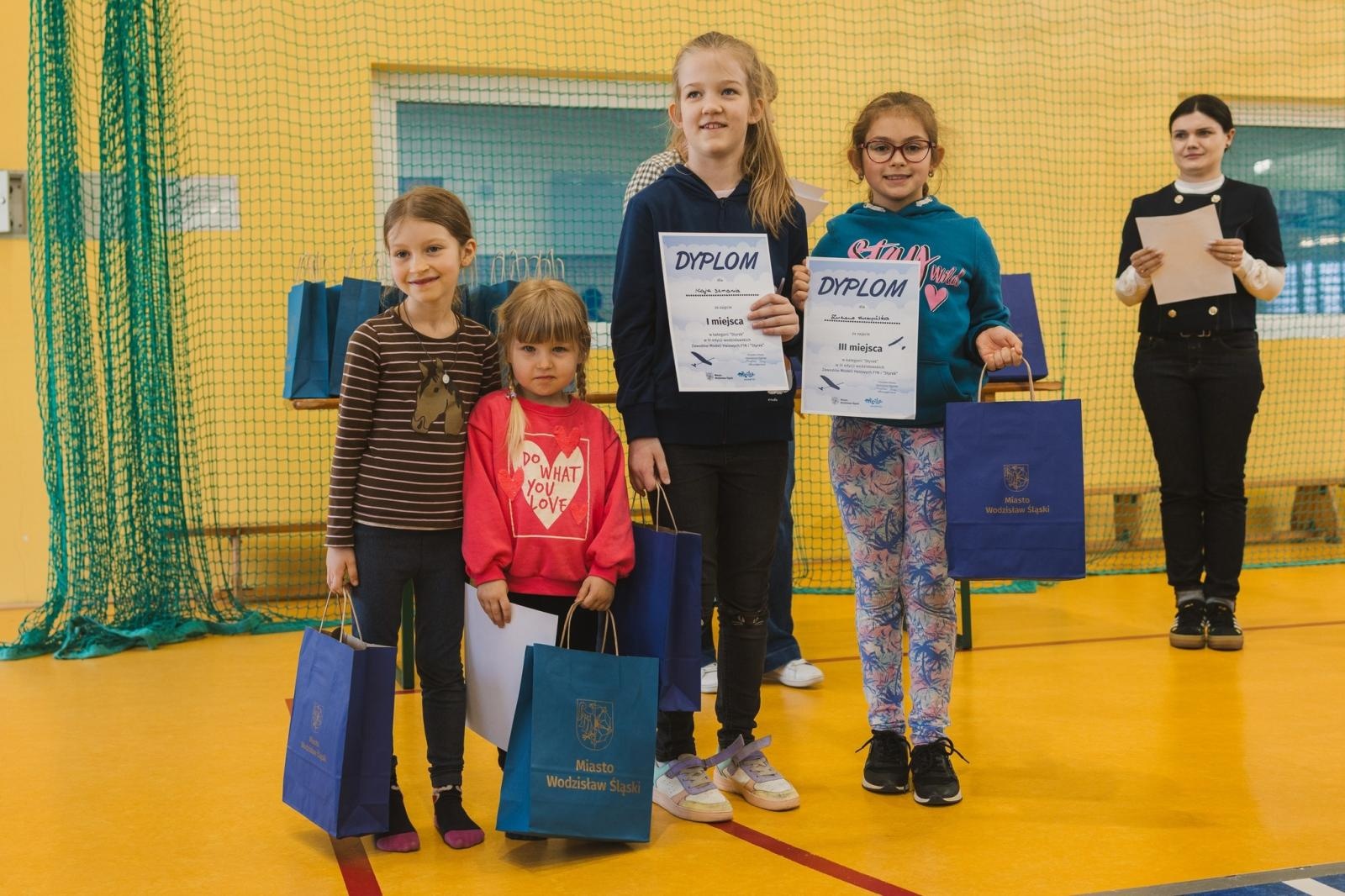 Zdjęcie w galerii na portalu naszwodzislaw.com: Precyzja i pasja w powietrzu. Modelarskie zawody w ZSP nr 7 wiadomości z regionu