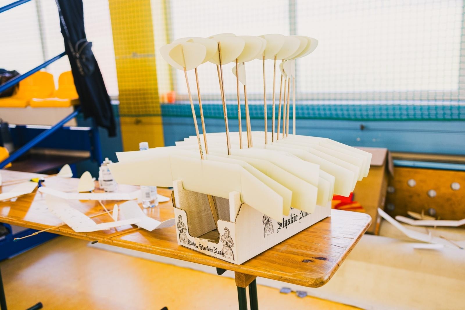 Zdjęcie w galerii na portalu naszwodzislaw.com: Precyzja i pasja w powietrzu. Modelarskie zawody w ZSP nr 7 wiadomości z regionu