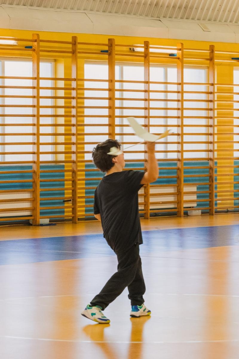 Zdjęcie w galerii na portalu naszwodzislaw.com: Precyzja i pasja w powietrzu. Modelarskie zawody w ZSP nr 7 wiadomości z regionu