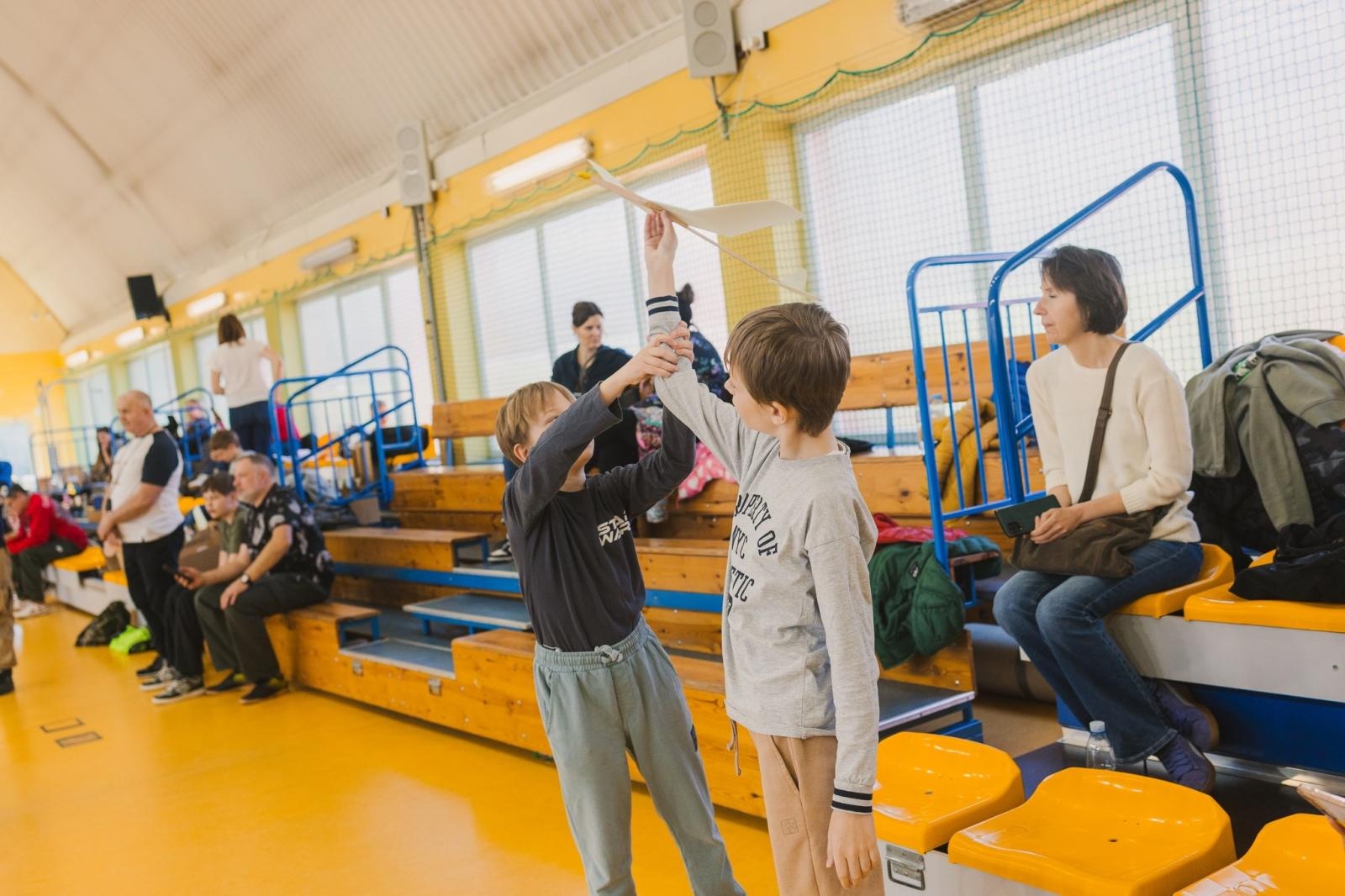 Zdjęcie w galerii na portalu naszwodzislaw.com: Precyzja i pasja w powietrzu. Modelarskie zawody w ZSP nr 7 wiadomości z regionu