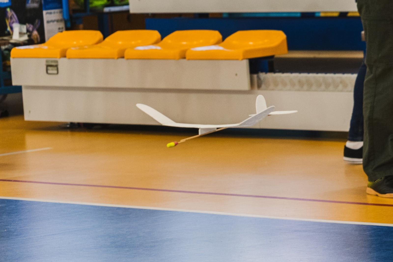 Zdjęcie w galerii na portalu naszwodzislaw.com: Precyzja i pasja w powietrzu. Modelarskie zawody w ZSP nr 7 wiadomości z regionu