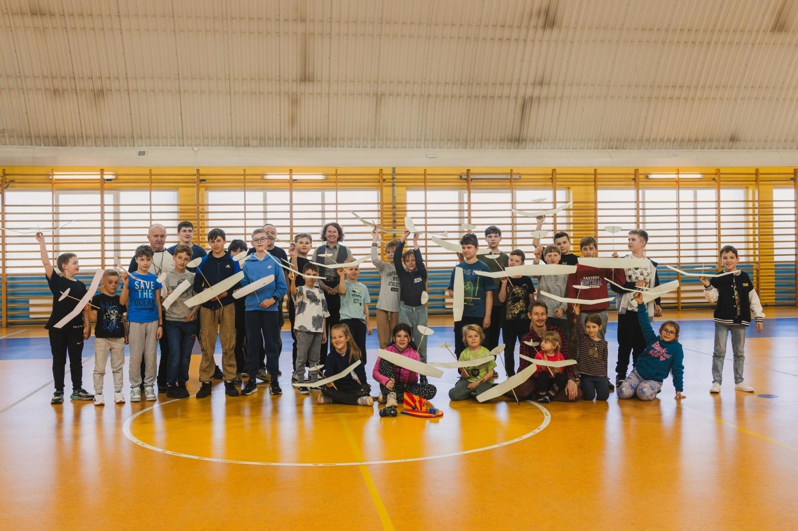 Zdjęcie w galerii na portalu naszwodzislaw.com: Precyzja i pasja w powietrzu. Modelarskie zawody w ZSP nr 7 wiadomości z regionu