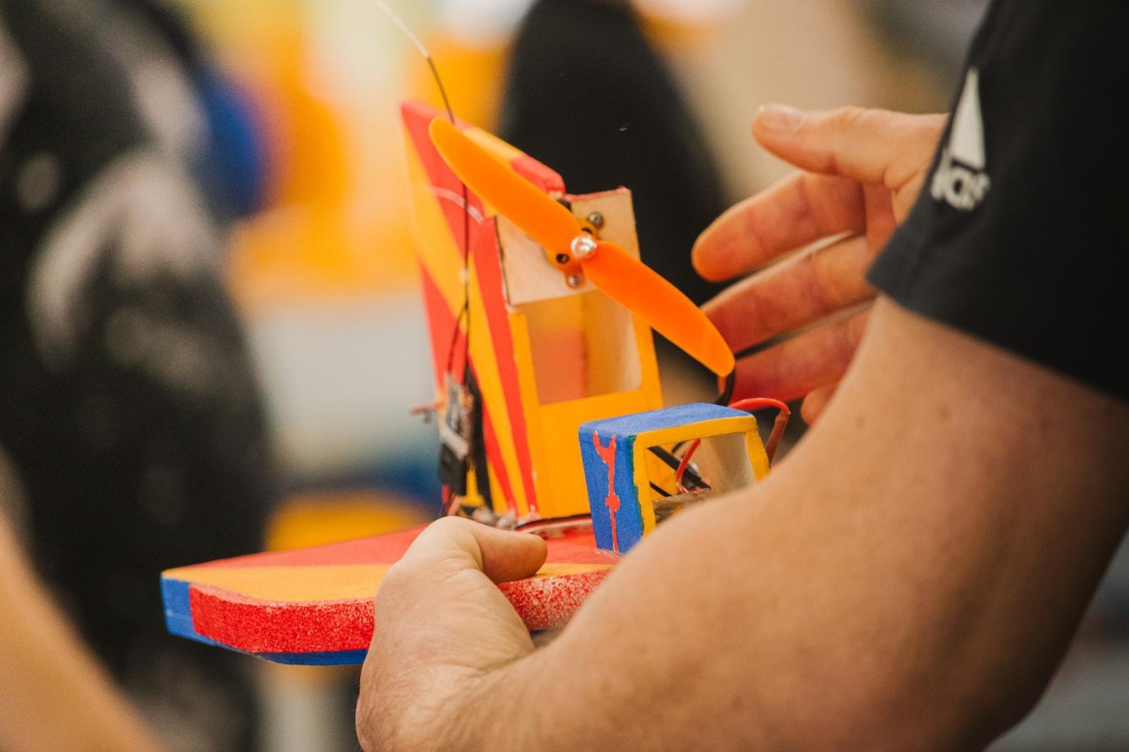 Zdjęcie w galerii na portalu naszwodzislaw.com: Precyzja i pasja w powietrzu. Modelarskie zawody w ZSP nr 7 wiadomości z regionu