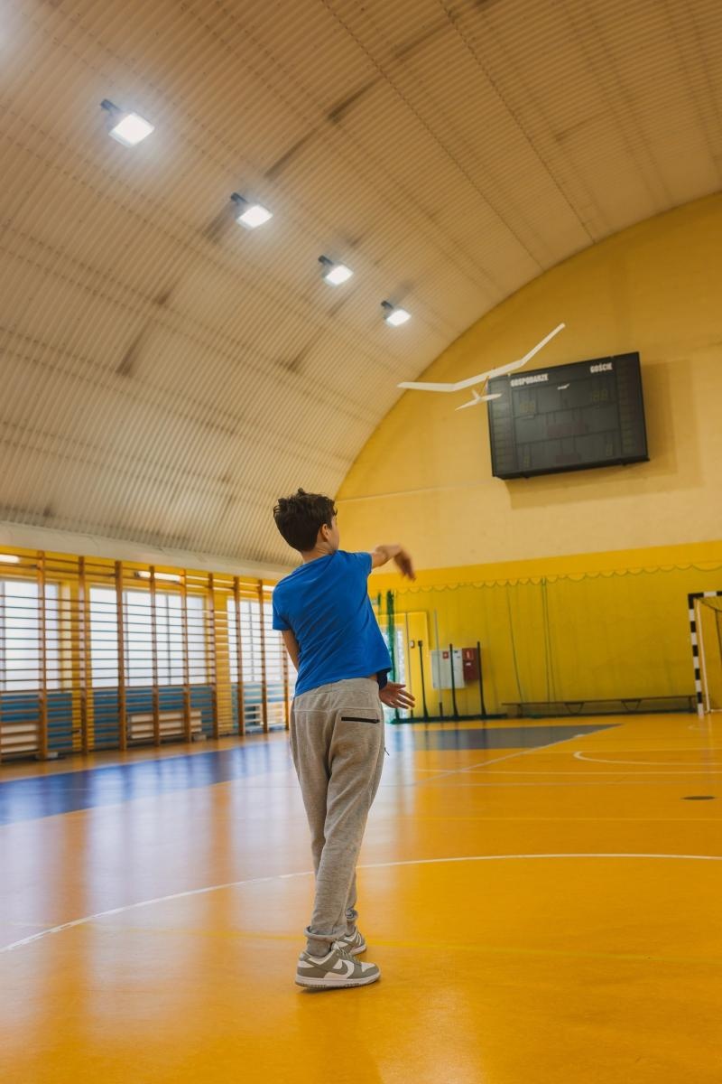 Zdjęcie w galerii na portalu naszwodzislaw.com: Precyzja i pasja w powietrzu. Modelarskie zawody w ZSP nr 7 wiadomości z regionu