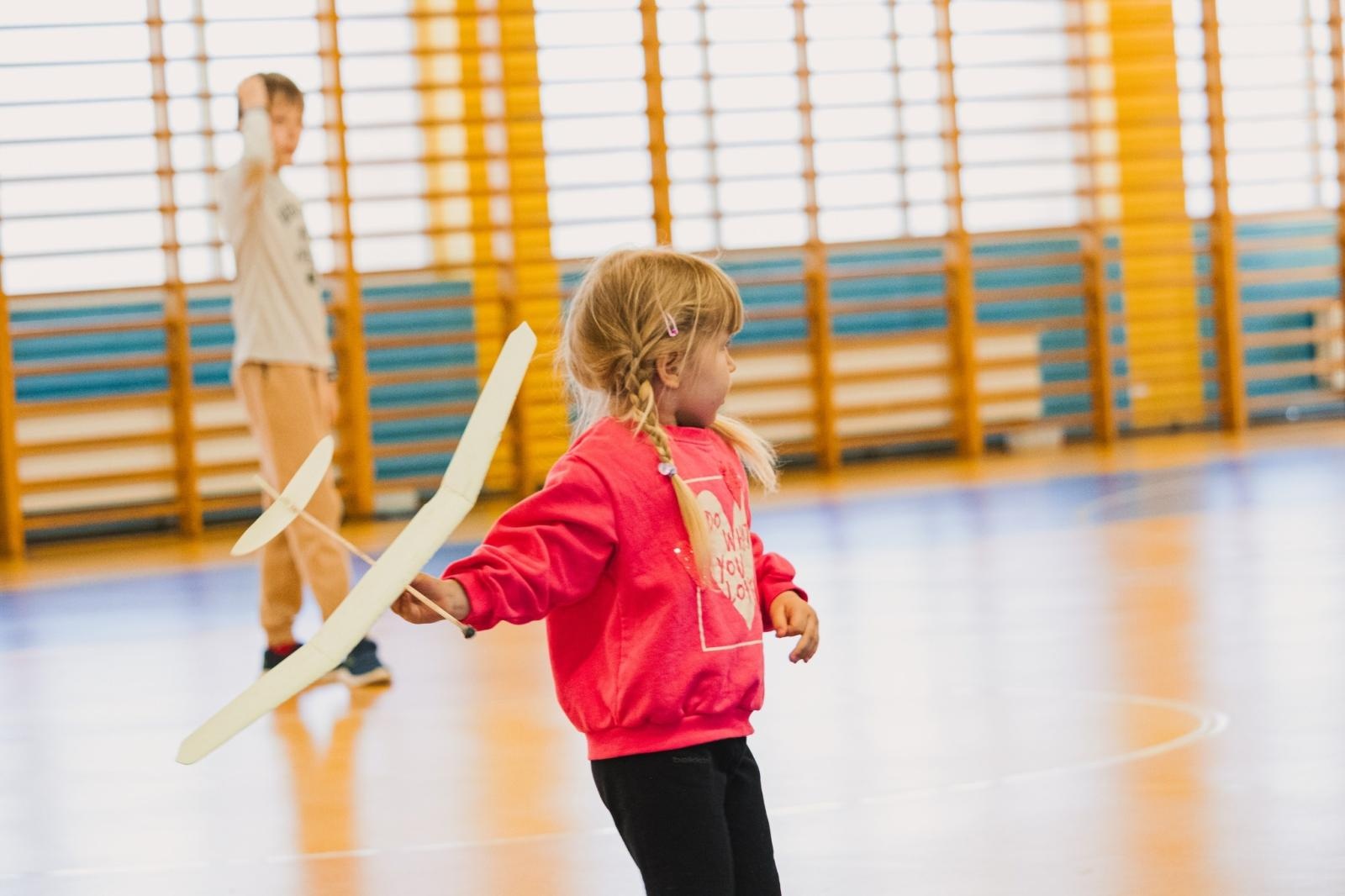 Zdjęcie w galerii na portalu naszwodzislaw.com: Precyzja i pasja w powietrzu. Modelarskie zawody w ZSP nr 7 wiadomości z regionu