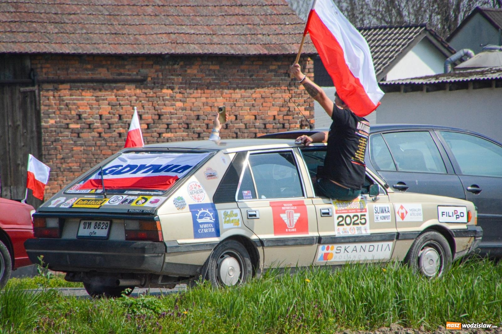 Zdjęcie w galerii na portalu naszwodzislaw.com: Z Tajlandii do Chałupek: Kultowe Fiaty i Polonez tłumnie powitane w ojczyźnie [FOTO i WIDEO] wiadomości z regionu