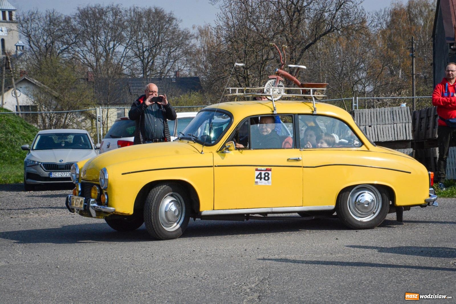 Zdjęcie w galerii na portalu naszwodzislaw.com: Z Tajlandii do Chałupek: Kultowe Fiaty i Polonez tłumnie powitane w ojczyźnie [FOTO i WIDEO] wiadomości z regionu