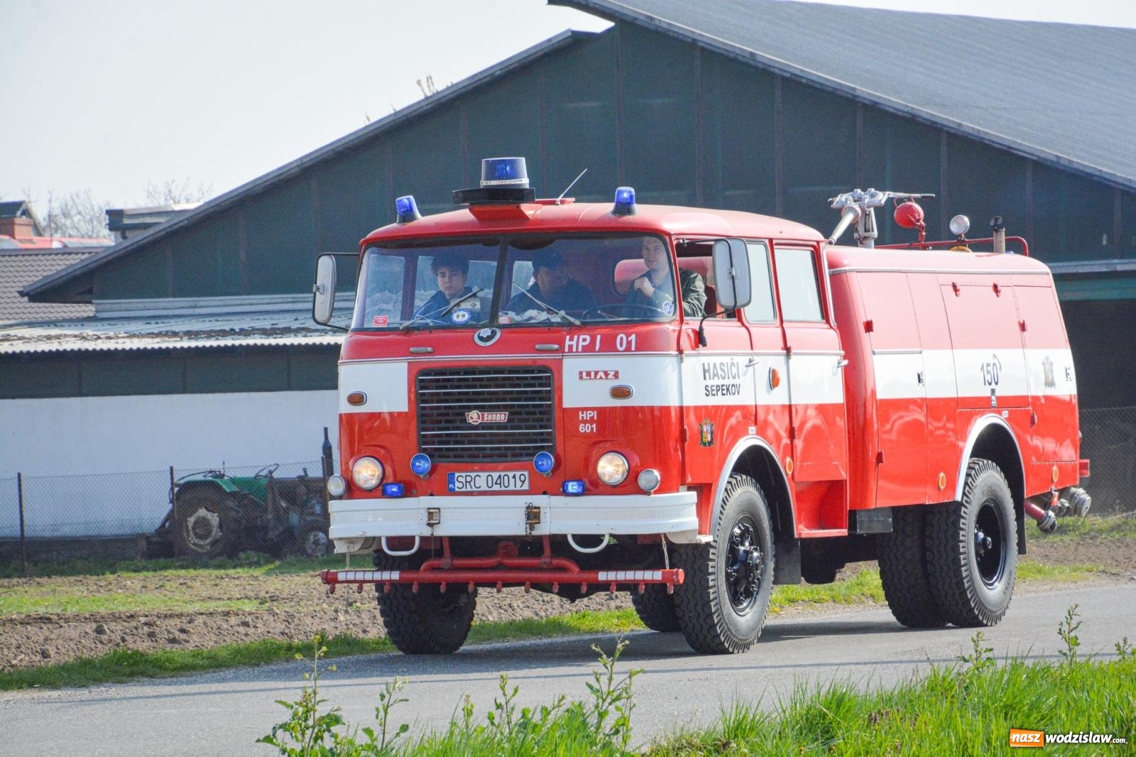 Zdjęcie w galerii na portalu naszwodzislaw.com: Z Tajlandii do Chałupek: Kultowe Fiaty i Polonez tłumnie powitane w ojczyźnie [FOTO i WIDEO] wiadomości z regionu