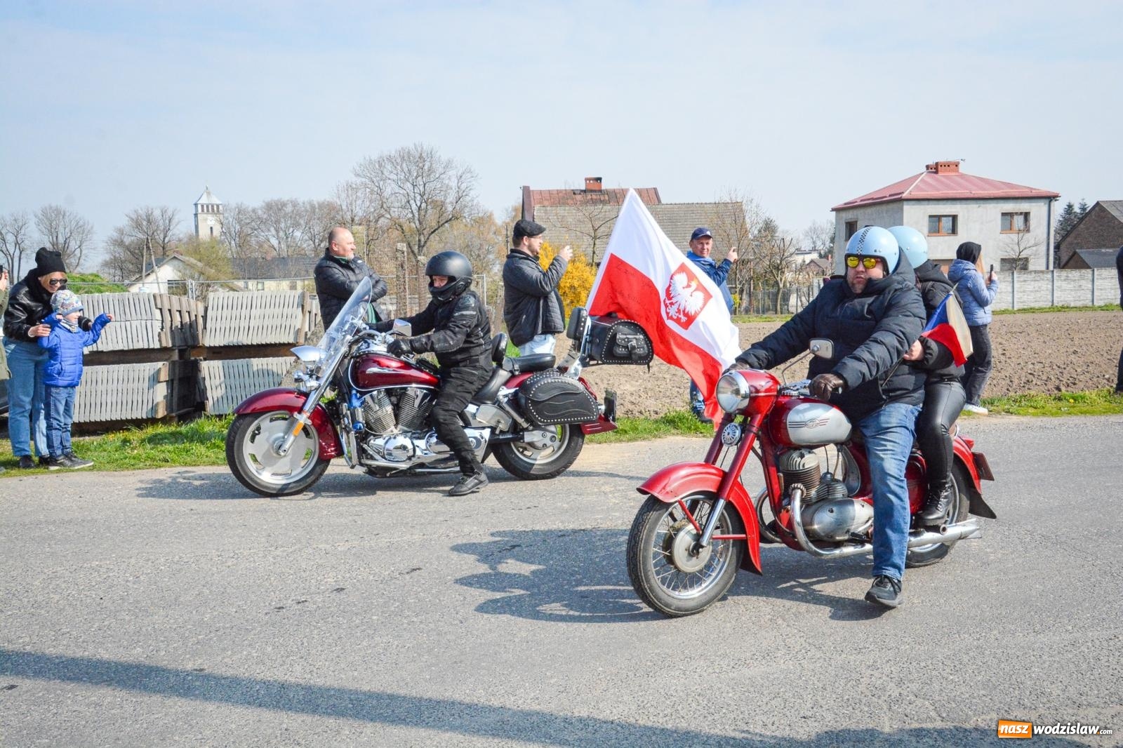 Zdjęcie w galerii na portalu naszwodzislaw.com: Z Tajlandii do Chałupek: Kultowe Fiaty i Polonez tłumnie powitane w ojczyźnie [FOTO i WIDEO] wiadomości z regionu