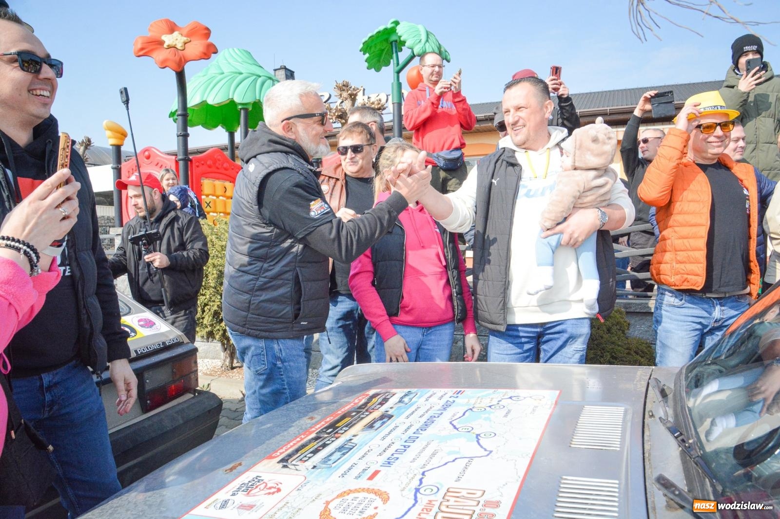 Zdjęcie w galerii na portalu naszwodzislaw.com: Z Tajlandii do Chałupek: Kultowe Fiaty i Polonez tłumnie powitane w ojczyźnie [FOTO i WIDEO] wiadomości z regionu