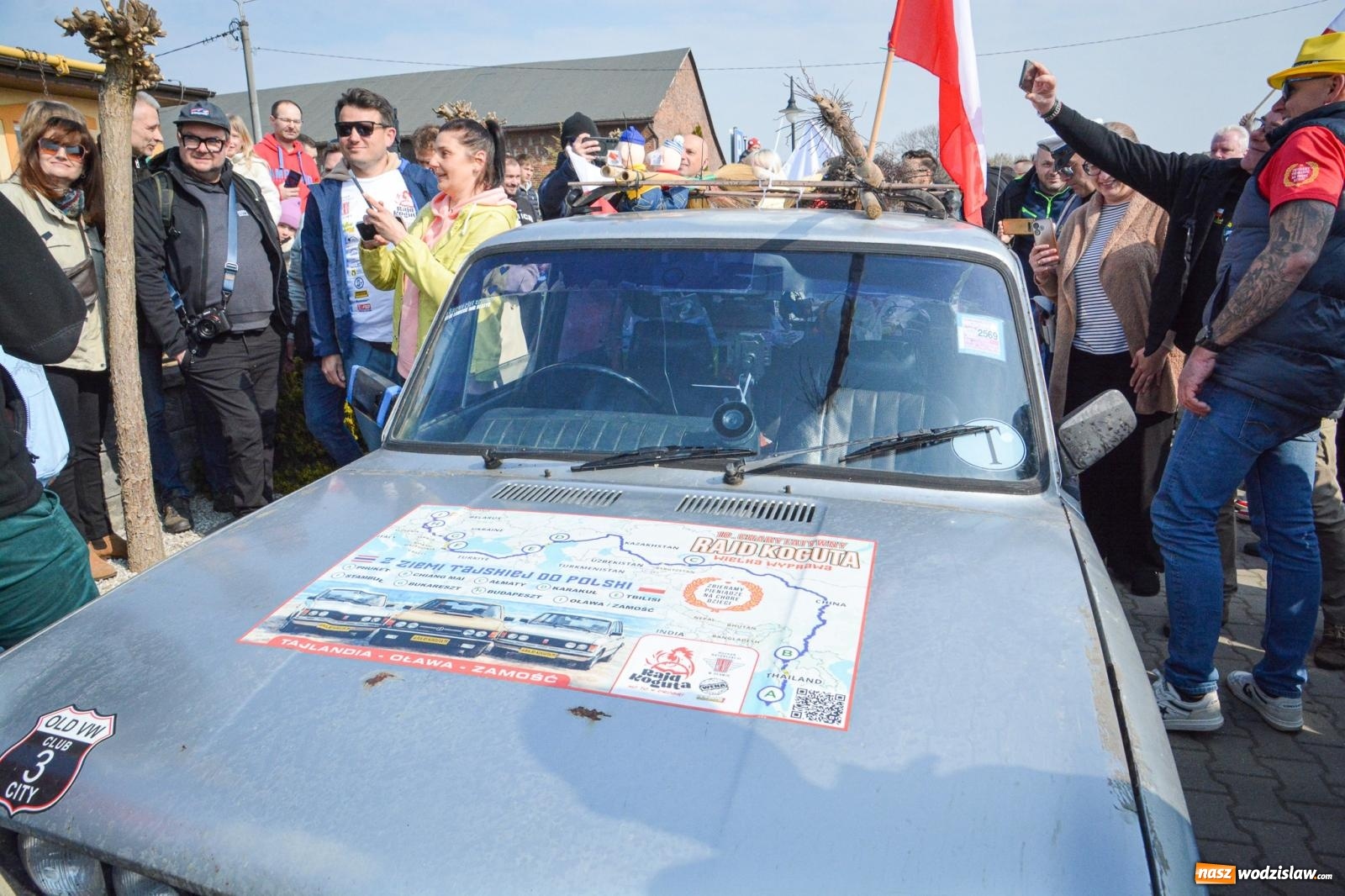 Zdjęcie w galerii na portalu naszwodzislaw.com: Z Tajlandii do Chałupek: Kultowe Fiaty i Polonez tłumnie powitane w ojczyźnie [FOTO i WIDEO] wiadomości z regionu