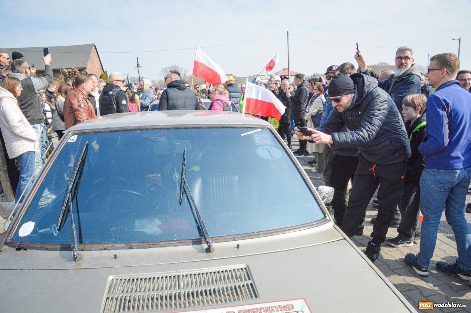 Zdjęcie w galerii na portalu naszwodzislaw.com: Z Tajlandii do Chałupek: Kultowe Fiaty i Polonez tłumnie powitane w ojczyźnie [FOTO i WIDEO] wiadomości z regionu