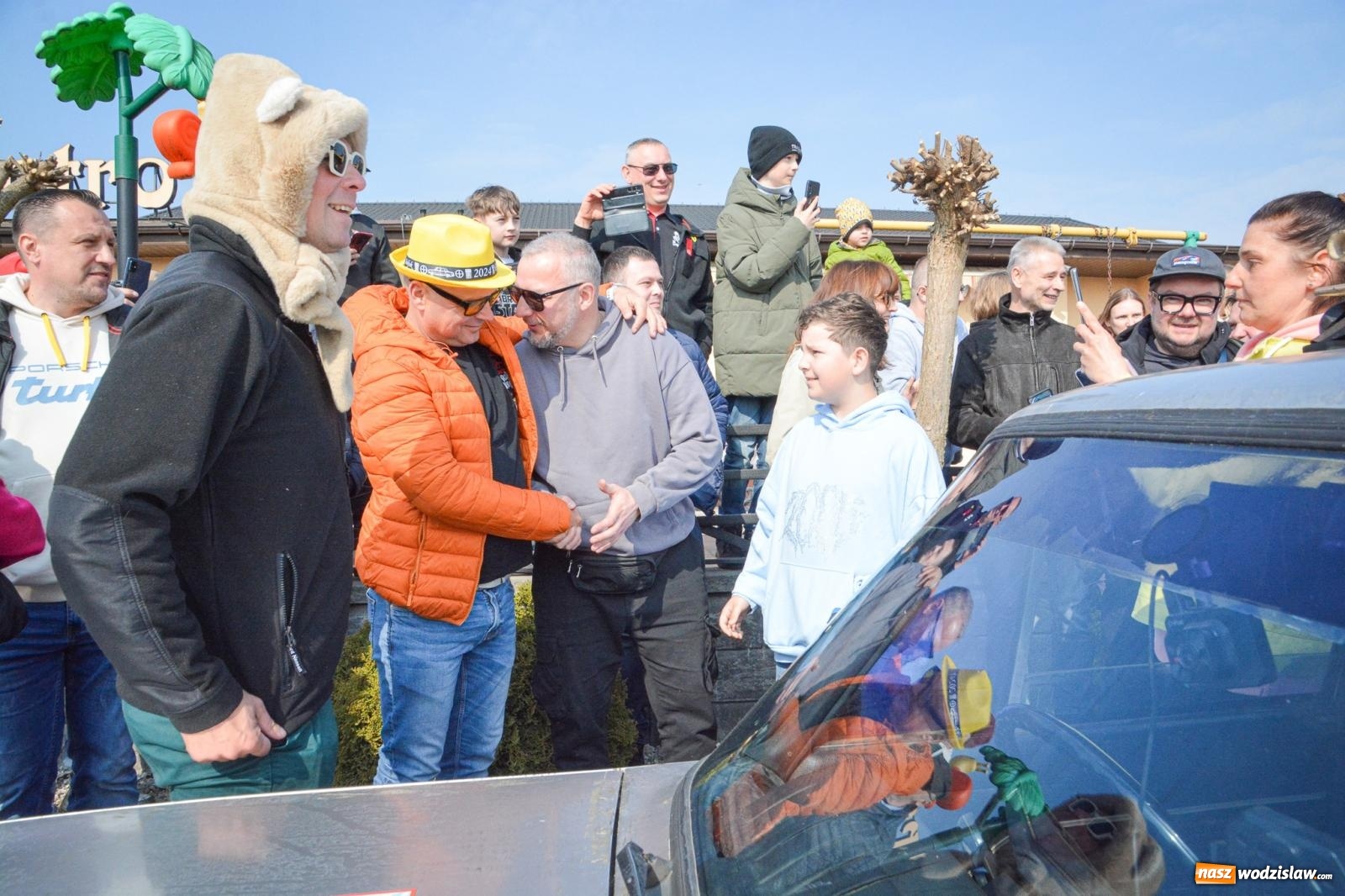 Zdjęcie w galerii na portalu naszwodzislaw.com: Z Tajlandii do Chałupek: Kultowe Fiaty i Polonez tłumnie powitane w ojczyźnie [FOTO i WIDEO] wiadomości z regionu