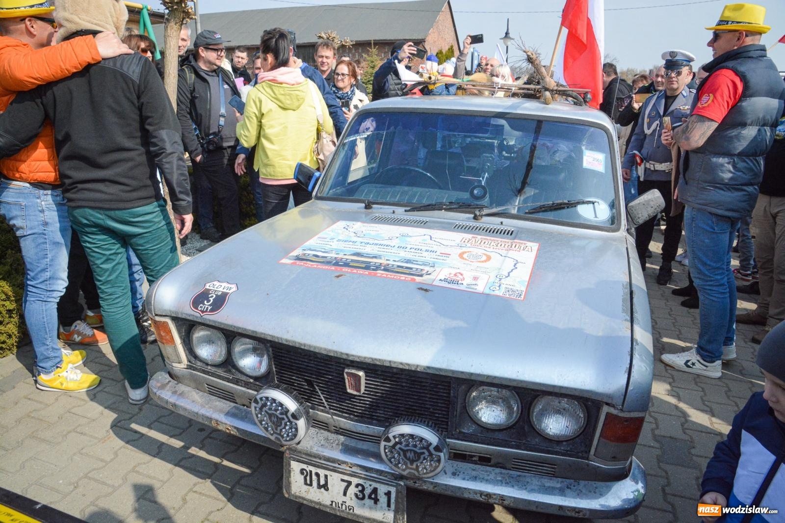 Zdjęcie w galerii na portalu naszwodzislaw.com: Z Tajlandii do Chałupek: Kultowe Fiaty i Polonez tłumnie powitane w ojczyźnie [FOTO i WIDEO] wiadomości z regionu