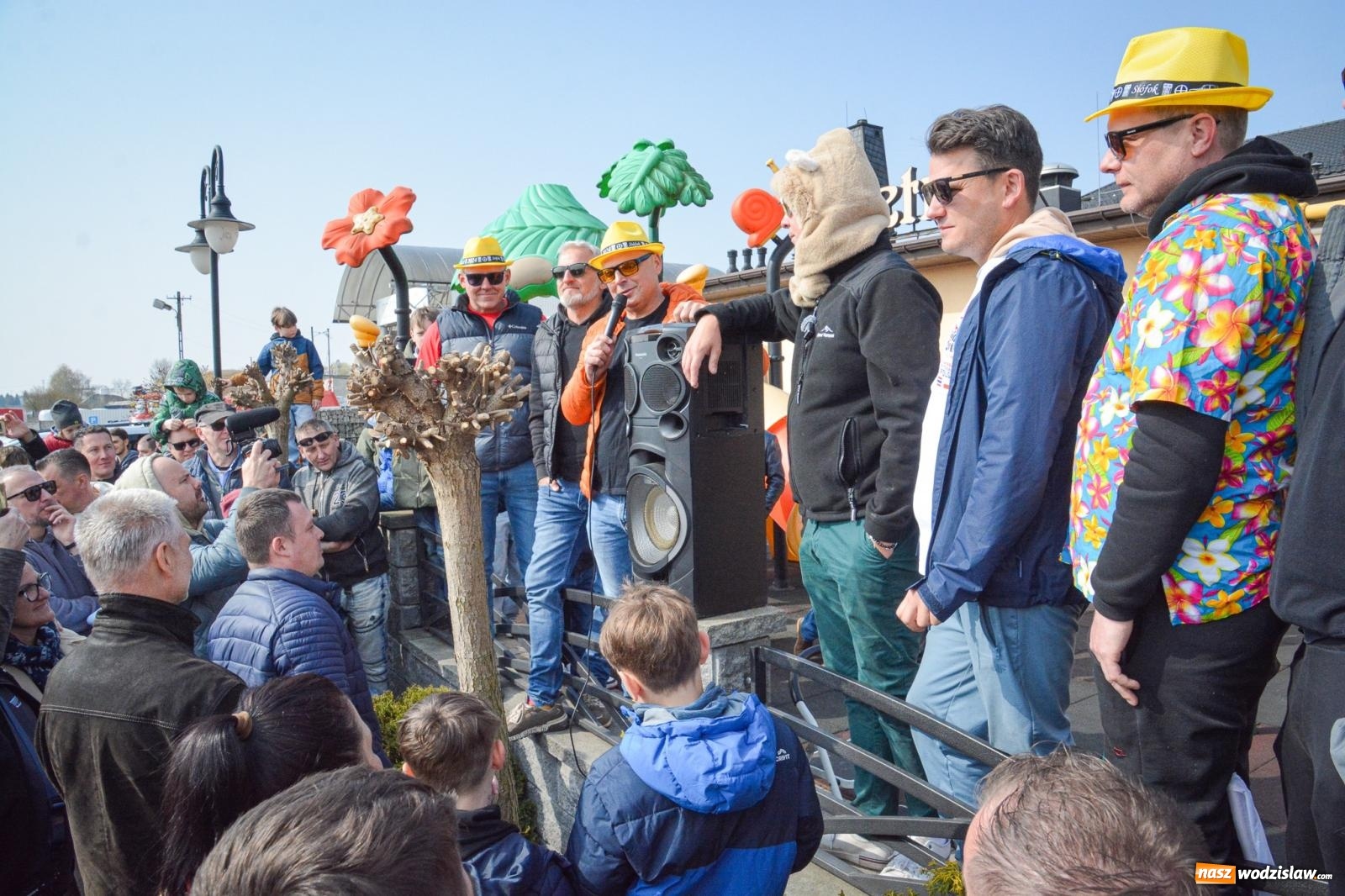 Zdjęcie w galerii na portalu naszwodzislaw.com: Z Tajlandii do Chałupek: Kultowe Fiaty i Polonez tłumnie powitane w ojczyźnie [FOTO i WIDEO] wiadomości z regionu