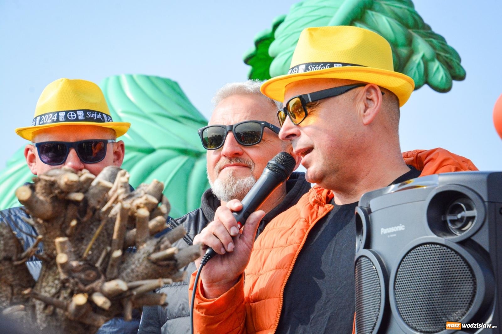 Zdjęcie w galerii na portalu naszwodzislaw.com: Z Tajlandii do Chałupek: Kultowe Fiaty i Polonez tłumnie powitane w ojczyźnie [FOTO i WIDEO] wiadomości z regionu